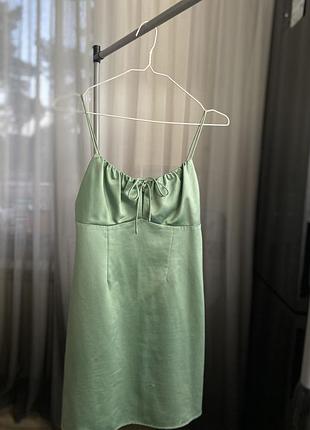 Коротка атласна сукня