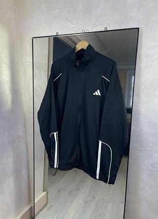 Олімпійка adidas з контрастним кантом та фірмовими смугами