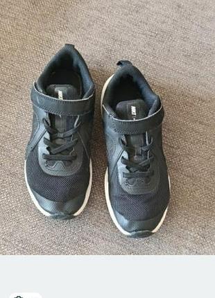 Чорні кросівки від nike розміром 33 дуже легкі і м'які,зручні для бігу або фізкультури 
липучки тримають добре