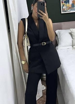 Стильна актуальна чорна подовжена жилетка від бренду new collection