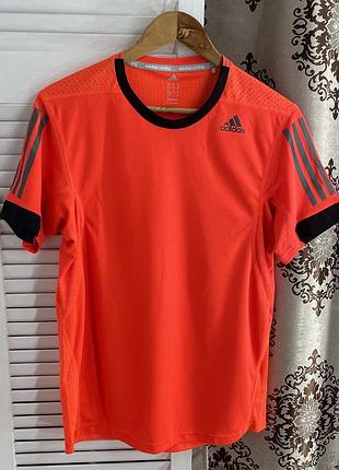 Яскрава футболка adidas для бігу спорту