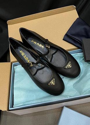 Жіночі шкіряні балетки prada