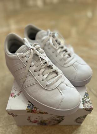 Кросівки жіночі adidas. 39 розмір, шкіра, в хорошому стані.