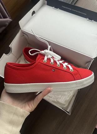 Яскраві кеди 39 розмір tommy hilfiger червоного кольору