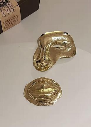 Брошки schiaparelli у формі маски