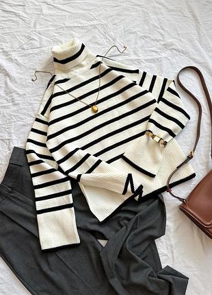 Женский полосатый свитер с высоким воротничком