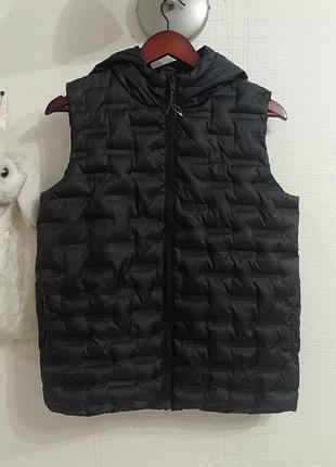 Чорна стьобана жилетка з капюшоном matalan urban