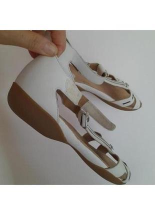 Босоножки.бренд clarks, новые.p.337/8.нрви, ортопедическаямустелька, мега удобные. на сер и вкзькую ногу