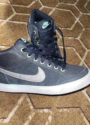 Кросівки nike capri. розмір: 38.5 (24 см) верх: виконаний з натуральної шкіри. дизайн: класичний силует nike capri з логотипом (swoosh) з боків.