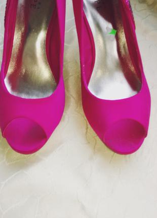 Яркие туфли с открытым носком  joanna hope на высоком каблуке4 фото