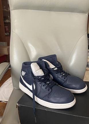 Продам кросівки air jordan 1 retro mid 'obsidian'. кросівки в ідеальному стані, одягалися буквально 4 рази.