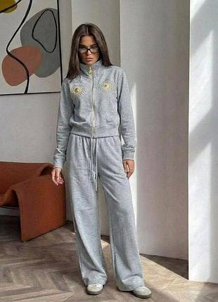 Сірий брендовий костюм