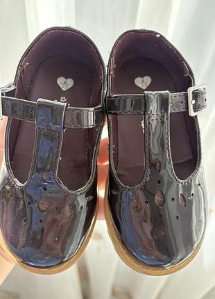 Лакові туфельки для дівчинки matalan 3