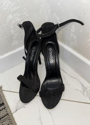 Жіночі босоніжки бренду boohoo