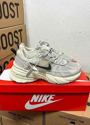 Класні жіночі кросівки nike v2k runtekk beige black сіро-бежеві