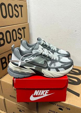 Класні жіночі кросівки nike v2k runtekk summit white metallic silver білі графітові