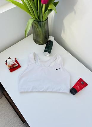 Білий спортивний топ nike