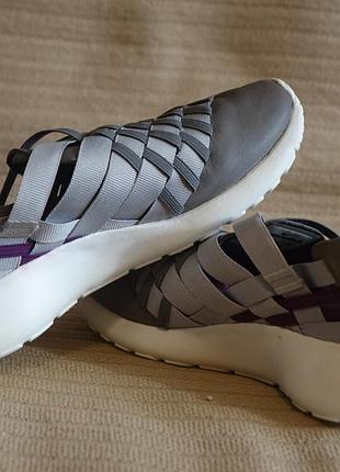 Легчайшие открытые кожаные слипоны с эластичными резинками nike roshe run woven 2.0 36 р.( 22,5 см.)