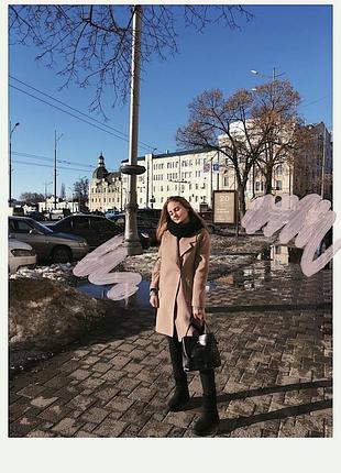 Пальто класичного крою з поясом бежевого кольору