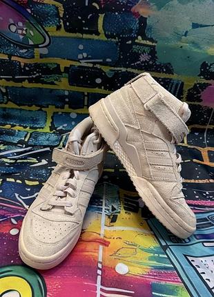 В наявності оригінальні кросівки adidas originals forum mid бежевого кольору.