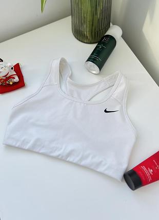 Білий спортивний топ nike