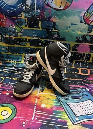 В наявності оригінальні кросівки nike sb dunk high чорно-сірого кольору.