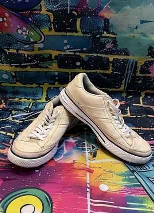 В наявності оригінальні кросівки skechers бежевого кольору.