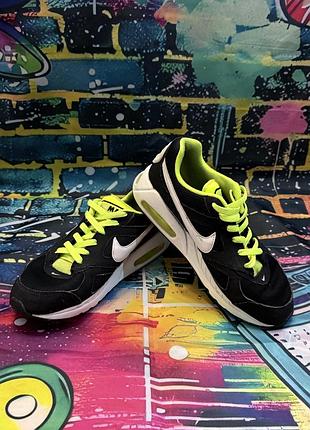 В наявність кросівки nike air max ivo чорного кольору з зеленими вставками.