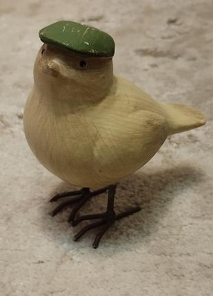 Ексклюзивна британська фігурка "chirpy yorkshire bird" — пташка в кепці