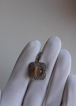 Серебряный кулон с марказитами и камнем