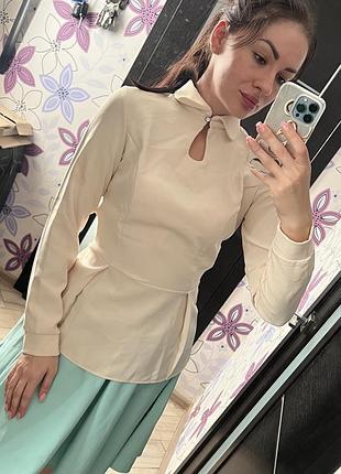 Молочна блуза з баскою