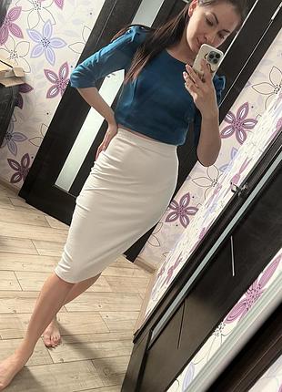 Біла спідниця міді