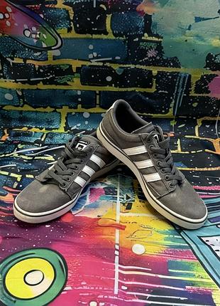В наявності оригінальні кросівки adidas skateboarding rayado lо сірого кольору.