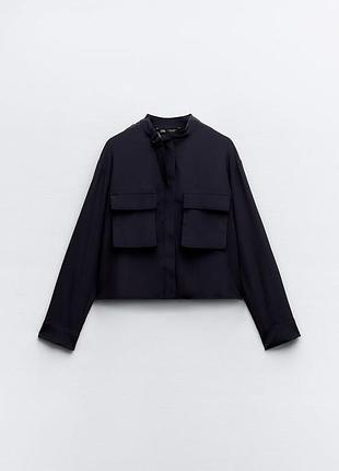 Вкорочена текстурована сатинова сорочка zara блуза темно синя з кишенями та завязкою на шиї рубашка з карманами нави