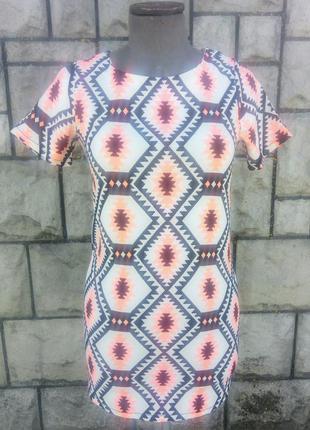 Яскраве легеньке плаття вільного крою