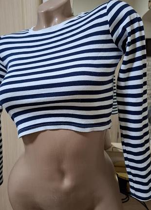 Zara женский кроп-топ в полоску с длинным рукавом, напоминающий стиль тельняшки.