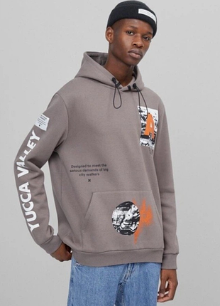 Худі bershka «yucca valley» — стиль та комфорт.колір: темна олива / сіро-коричневий.розмір xs.країна виробник: туреччина.