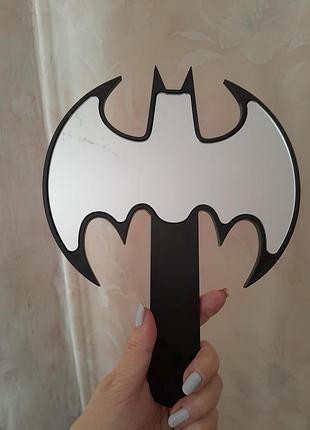 Дзеркало у формі batman
