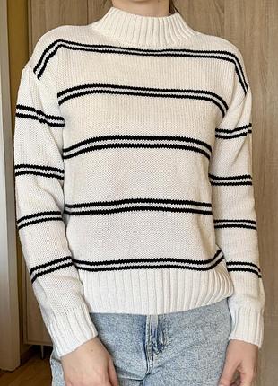 Жіночий светр у смужку