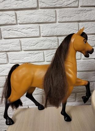 Красивый большой конь. интерактивная игрушка.