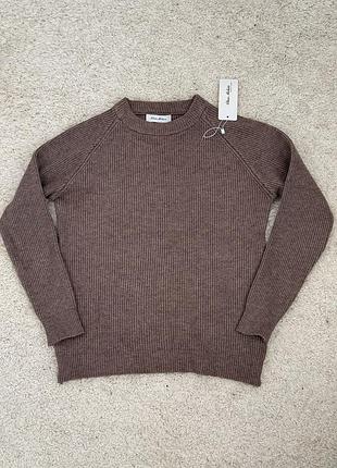 В'язаний светр коричневого кольору