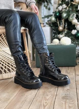 Демисезонные ботинки dr. martens из лаковой кожи и байки