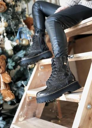 Демисезонные ботинки dr. martens из лаковой кожи и байки7 фото