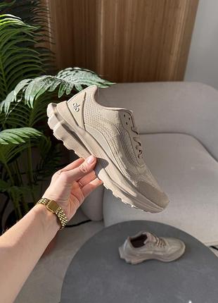 Alo yoga runner beige