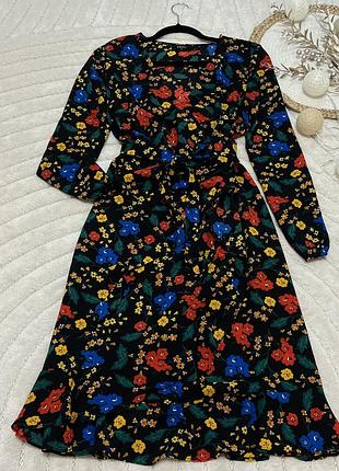 Актуальное платье миди с имитацией запаха в цветочный принт.