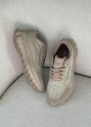 Кроссовки alo yoga runner beige