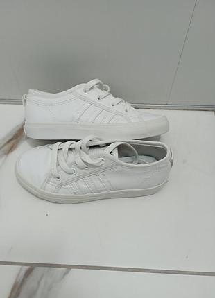Кожаные кеды от adidas в размере 31/5