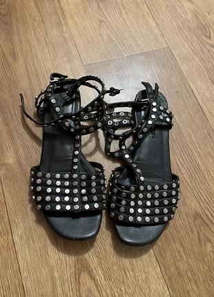 Чорні ідеальні сандалі zara гранж