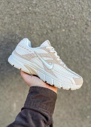 Чудові жіночі кросівки nike initiator cream beige молочні