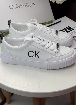 Кеди calvin klein 38,5р 25см нові, взуті один раз, ходила в приміщені, дуже крути продаю розмір не підійшов. купляла набагато дорожче продаю за 3000